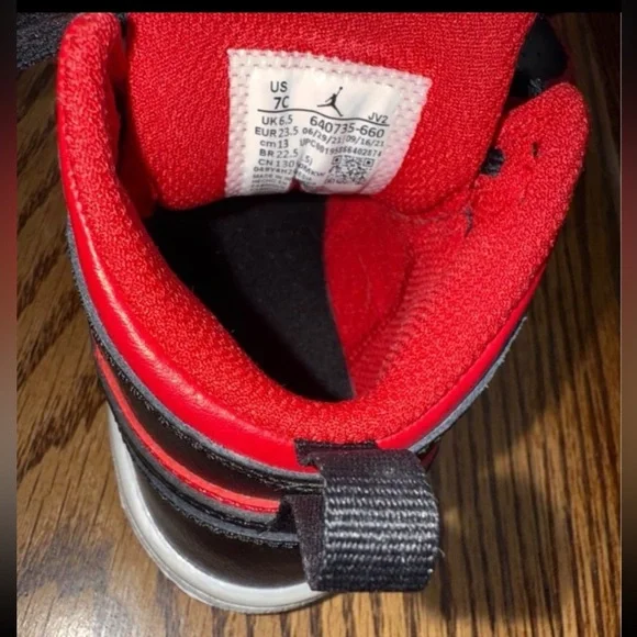 Black and red Air Jordan’s 7C - Picture 4 of 7